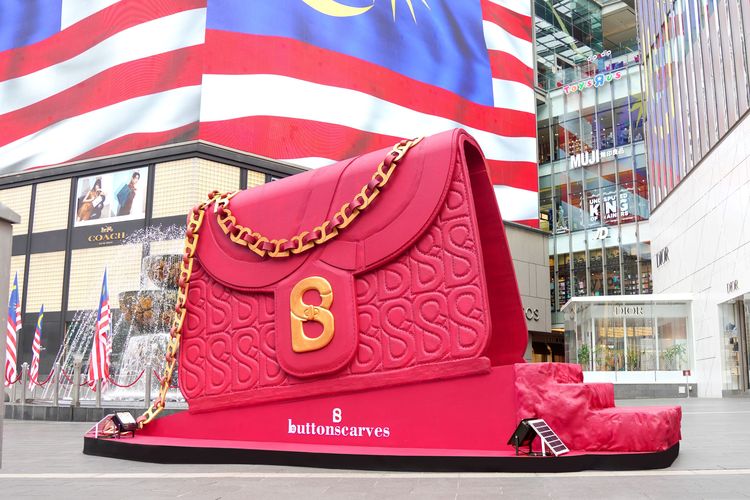 Buttonscarves menghadirkan instalasi tas raksasanya yang diberi nama Aluna Flap Bag Giant Installation di Pavilion Mall, Kuala Lumpur