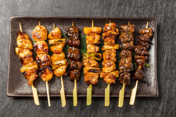 ilustrasi yakitori, sate ayam khas Jepang. 