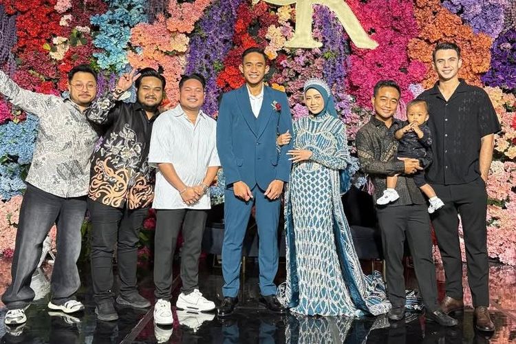 Bek Timnas Indonesia dan Persija, Rizky Ridho menikah dengan Sendy Aulia di Surabaya, Jawa Timur, pada Minggu (22/6/2025) lalu. Busana pengantin yang dikenakan keduanya pun turut mencuri perhatian.