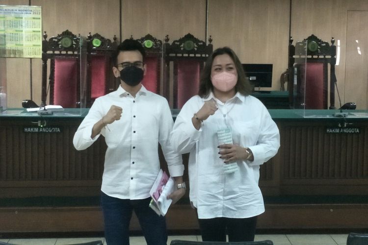 Terdakwa kasus dugaan pelanggaran UU ITE, selebgram Adam Deni dan Ni Made Dwita sebelum sidang putusan sela, di Pengadilan Negeri Jakarta Utara, Selasa (29/3/2022).