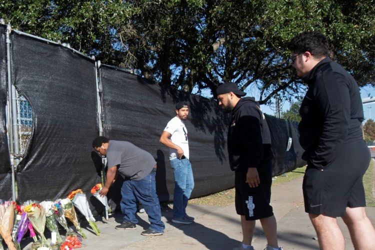 Matthew Shelton, Diego Rivera, Anthony Perez, dan Juan Carillo meletakkan bunga di gerbang Taman NRG, setelah kejadian di Festival Astroworld di Houston, Texas, AS, 6 November 2021.