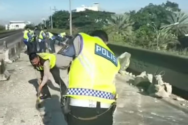 Polisi memberikan separator yang berhamburan hingga halangi jalan di Flyover Pesing, Daan Mogot, Jakarta Barat, Senin (27/3/2023). 