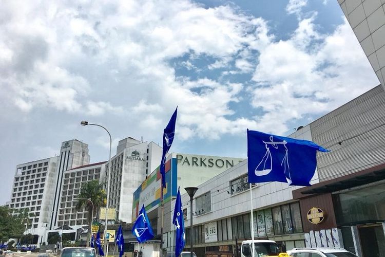 Bendera bergambar logo koalisi berkuasa Barisan Nasional terlihat di depan Holiday Plaza, Johor Bahru. Pemilihan umum Malaysia akan dilangsungkan pada Rabu, 9 Mei 2018 mendatang.