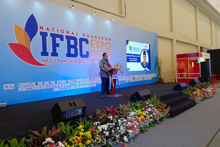 Sambutan Zulkifli Hasan, Menteri Perdagangan Republik Indonesia yang diwakilkan oleh Septo Soepriyatno, Direktur Bina Usaha Perdagangan, Kementerian Perdagangan Republik Indonesia saat pameran IFBC 2023 di ICE BSD pada Jum'at (3/11/2023).