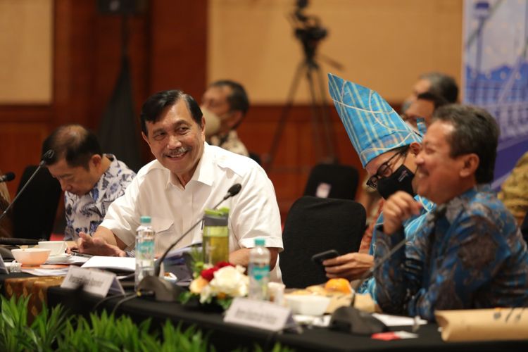 Menko Marves Luhut Binsar Pandjaitan memimpin rapat koordinasi tingkat menteri di Hotel J.W Marriot, Jakarta, Selasa (29/3/2022).
