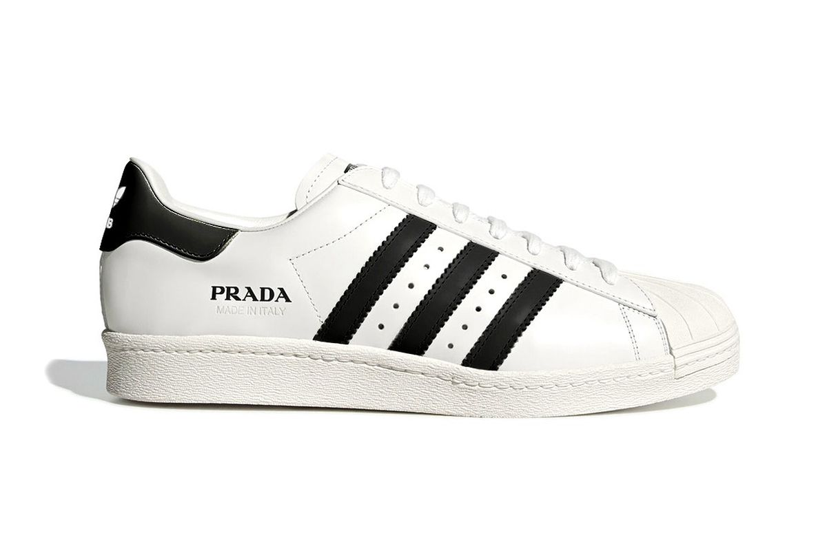 Salah satu colorway sneaker Adidas varian Superstar, yang disebut sebagai buah kolaborasi terbaru Prada x Adidas.