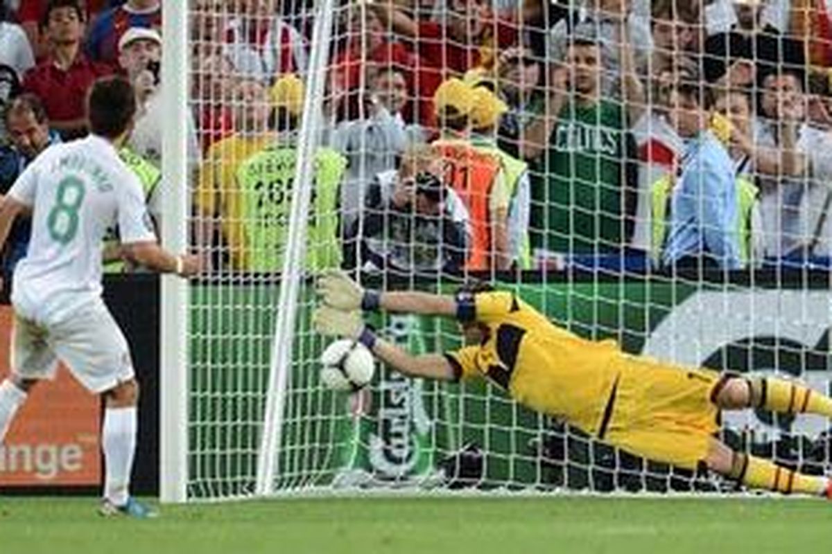 Kiper Spanyol, Iker Casillas, menepis tembakan penalti gelandang Portugal, Joao Moutinho, pada semifinal Piala Eropa 2012, di Donbass Arena, Donetsk, Rabu (27/6/2012).