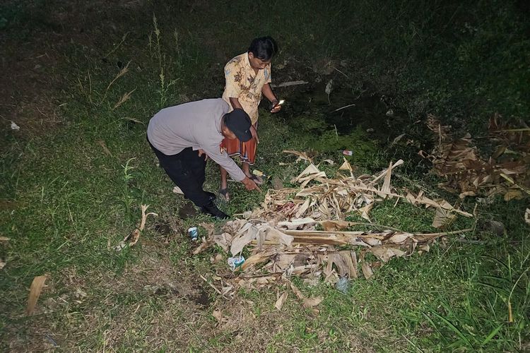 Lokasi warga menemukan bayi laki-laki yang masih segar penuh darah yang diduga sengaja dibuang oleh orang tuanya di atas daun pisang yang kering, Sabtu (07/09/2025) 