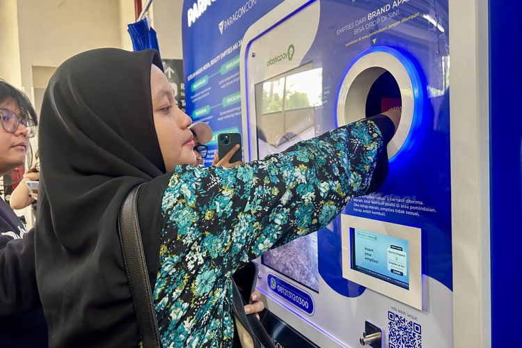 Langkah menggunakan mesin Paragon Empties Station (PES), di Halte CSW, Jakarta Selatan, Selasa (7/4/2026).