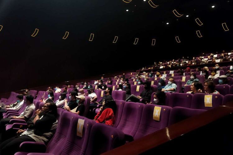 Penonton yang hadir dalam Madani Film Festival di XXI Epicentrum, Kuningan, Jakarta Selatan, Sabtu (27/11/2021). 