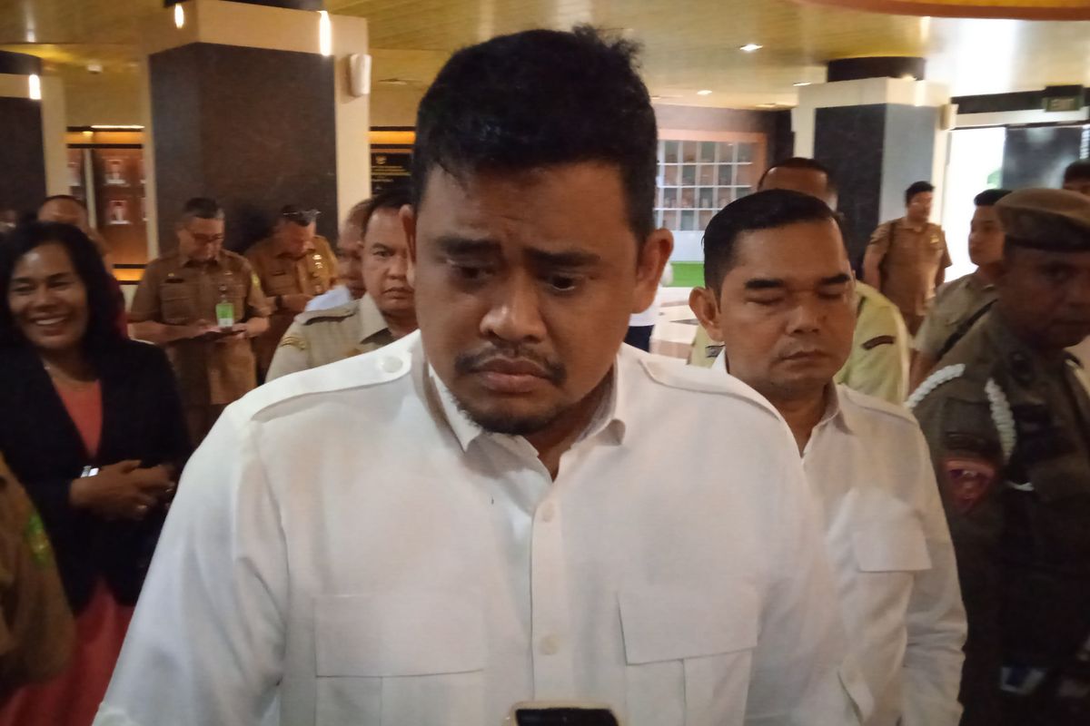 Wali Kota Medan Bobby Afif Nasution saat diwawancarai di gedung DPRD Kota Medan pada Senin (9/9/2024). 