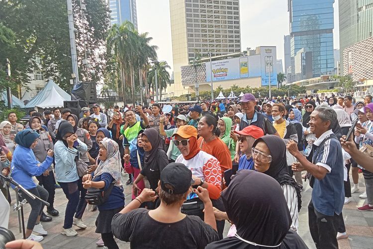Penampilan Orkes Melayu Gerobak Dorong dari Institut Musik Jalanan di Car Free Day Jakarta, Minggu (2/11/2025)