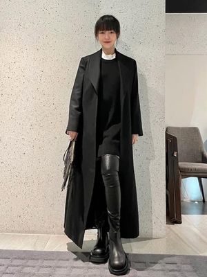 Barbie Hsu dengan dress hitam dan coat panjang.