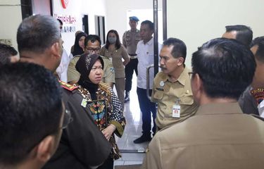 Mensos Risma Kunjungi Siswa SMP di Jepara Korban Sodomi Kenalan ...