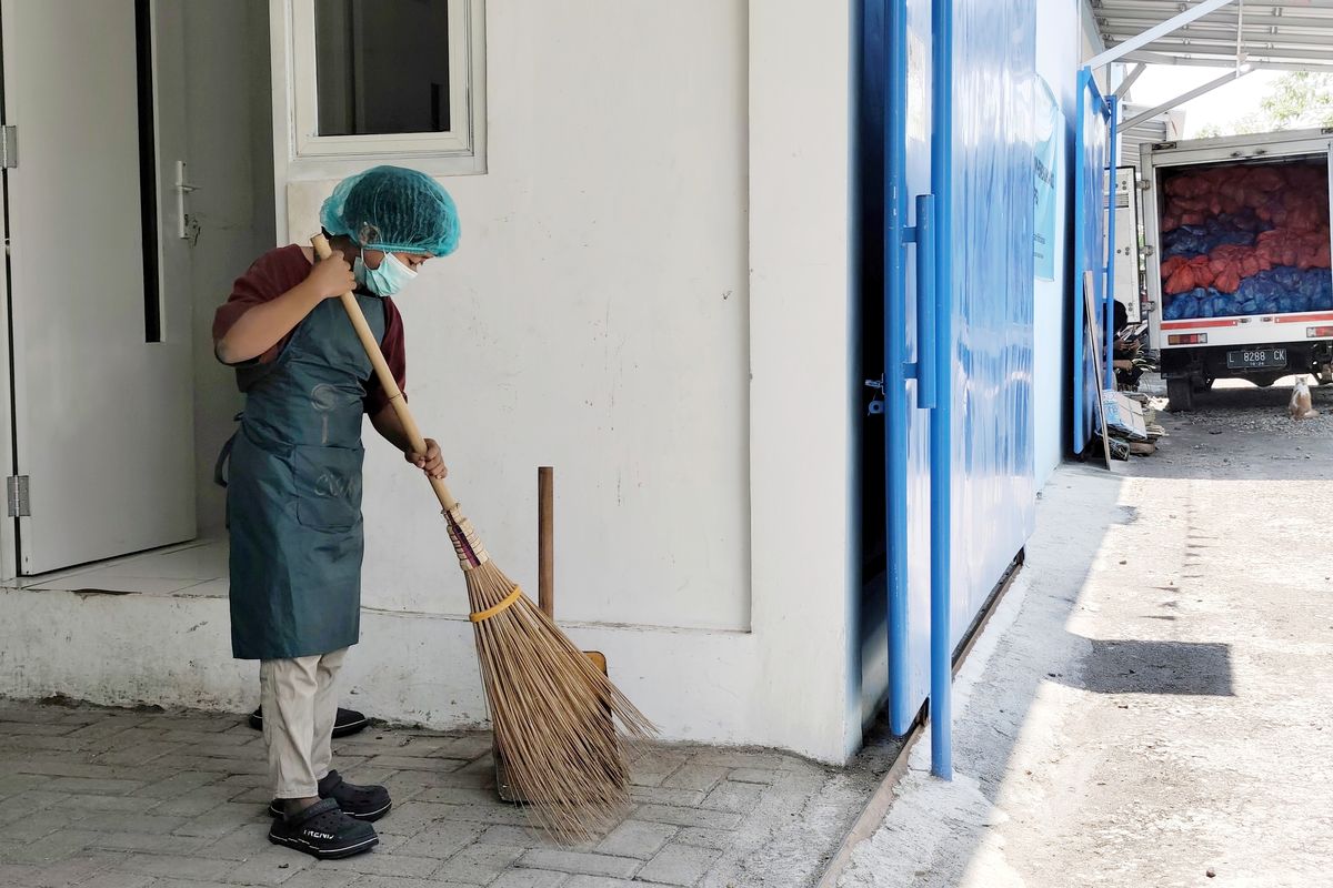 Abdullah Yasin (21) saat membersihkan dapur MBG
