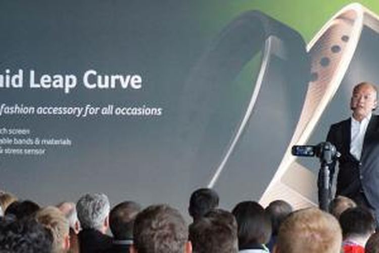 ST Liew, President Smartphone Business Acer memamerkan gelang pintar di ajang Next@Acer 2015 yang berlangsung di New York, Kamis (23/4/2015).