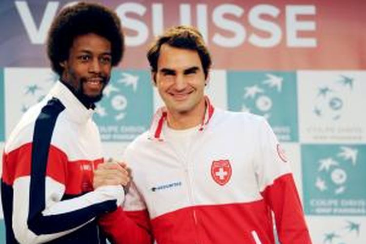 Petenis Perancis, Gael Monfils (kiri), dan petenis Swiss, Roger Federer, berpose bersama saat undian final Piala Davis 2014, Kamis (20/11/2014). Final akan berlangsung di Lille, Perancis, 21-23 November.