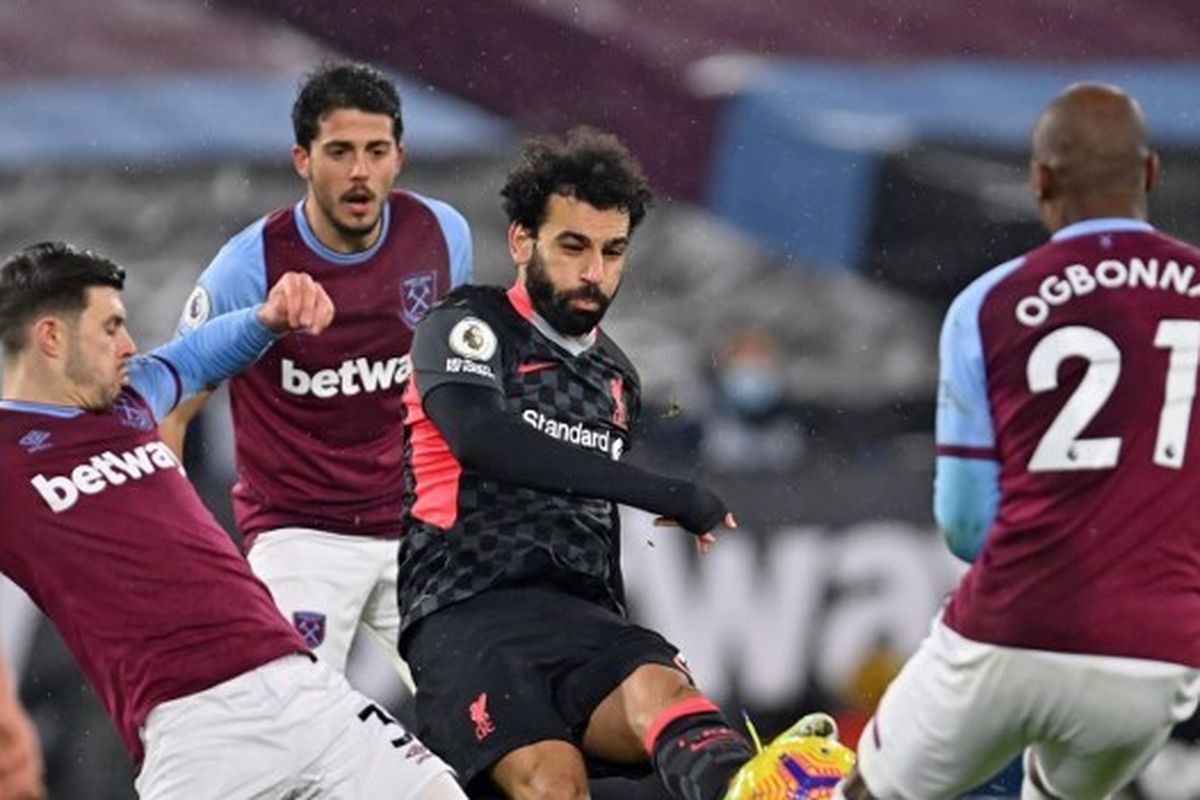 Penyerang Liverpool, Mohamed Salah, melepas tembakan yang menjebol gawang West Ham dalam laga Premier League 2020-2021 di Stadion London, 31 Januari 2021.