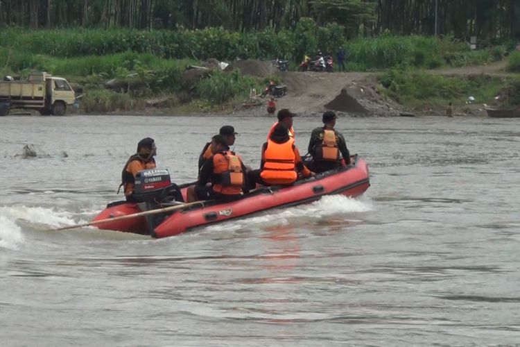 Tim gabungan dari Basarnas Pos SAR Trenggalek, TNI dan relawan, melakukan pencarian terhadap tiga orang tenggelam di sungai brantas desa Ngunut Kecamatan Ngunut Tulungagung Jawa Timur (28/01/2019)