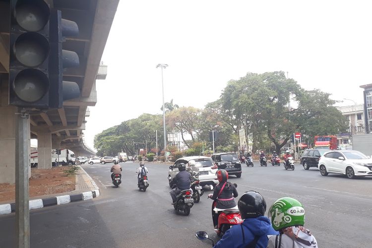 Tampak lampu merah (Traffic Light) mati di Simpang Pangkalan Jati, Jalan Raya Kalimalang, Duren Sawit, Jakarta Timur, Jumat (27/9/2019).
