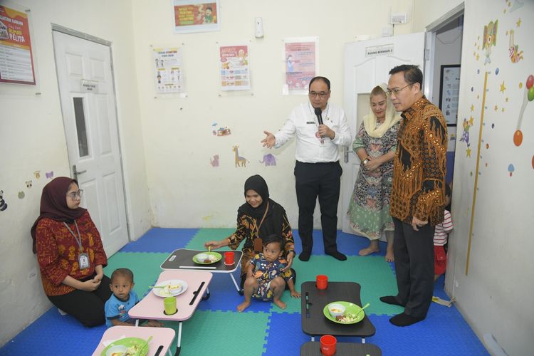 Sekretaris Kementerian Kependudukan dan Pembangunan Keluarga Budi Setiyono saat melakukan kunjungan kerja bersama Wali Kota (Walkot) Semarang Hevearita Gunaryanti Rahayu di Rumah Singgah dan Daycare Rumah Pelita di Kelurahan Bandarharjo, Kecamatan Semarang Utara, Jumat (24/1/2025). 
