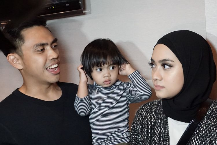 Artis peran Ayudia Bing Slamet bersama sang suami, Ditto dan putranya Sekala dalam gala premiere film Si Doel The Movie di XXI Epicentrum, Kuningan, Jakarta Selatan, Minggu (29/7/2018).