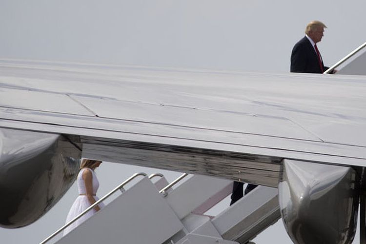 Donald dan Melania Trump ketika naik ke pesawat Air Force One, Minggu (16/4/2017).