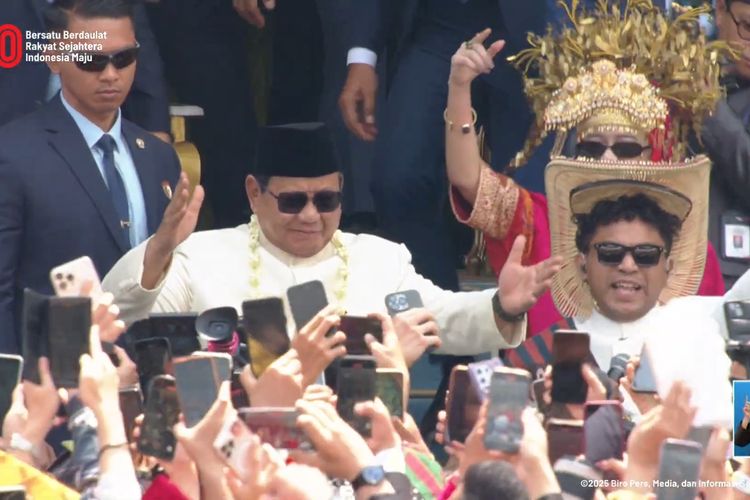 Prabowo Subianto terlihat turun dan bergoyang bersama saat Silet Open Up menyanyikan lagu Tabola Bale di Istana Merdeka, Jakarta, Minggu (17/8/2025). Makna Lagu Tabola Bale.