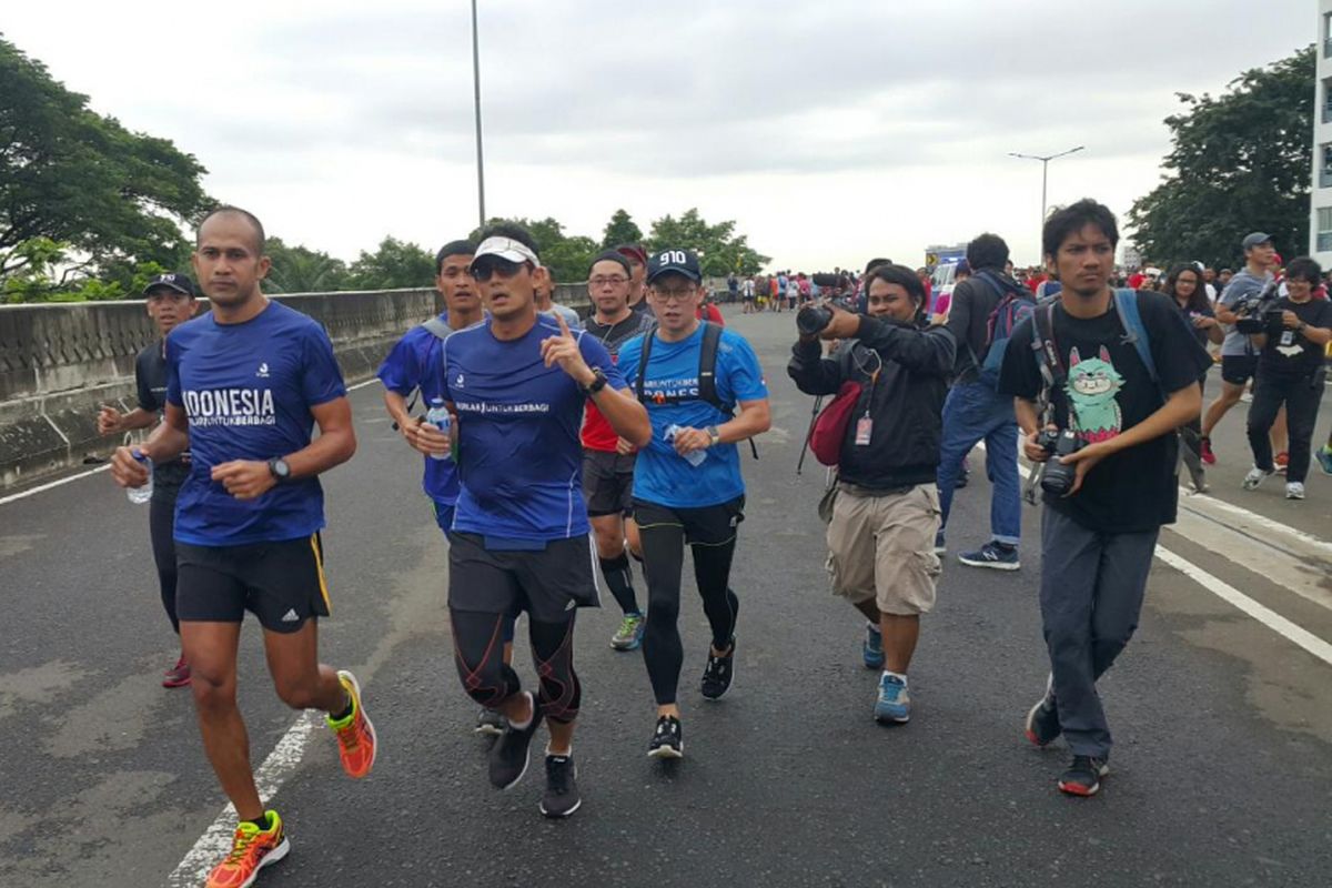 Wakil Gubernur DKI Jakarta, Sandiaga S Uno mengikuti CFD di JLNT Antasari dengan berlari pada Minggu (14/1/2018).