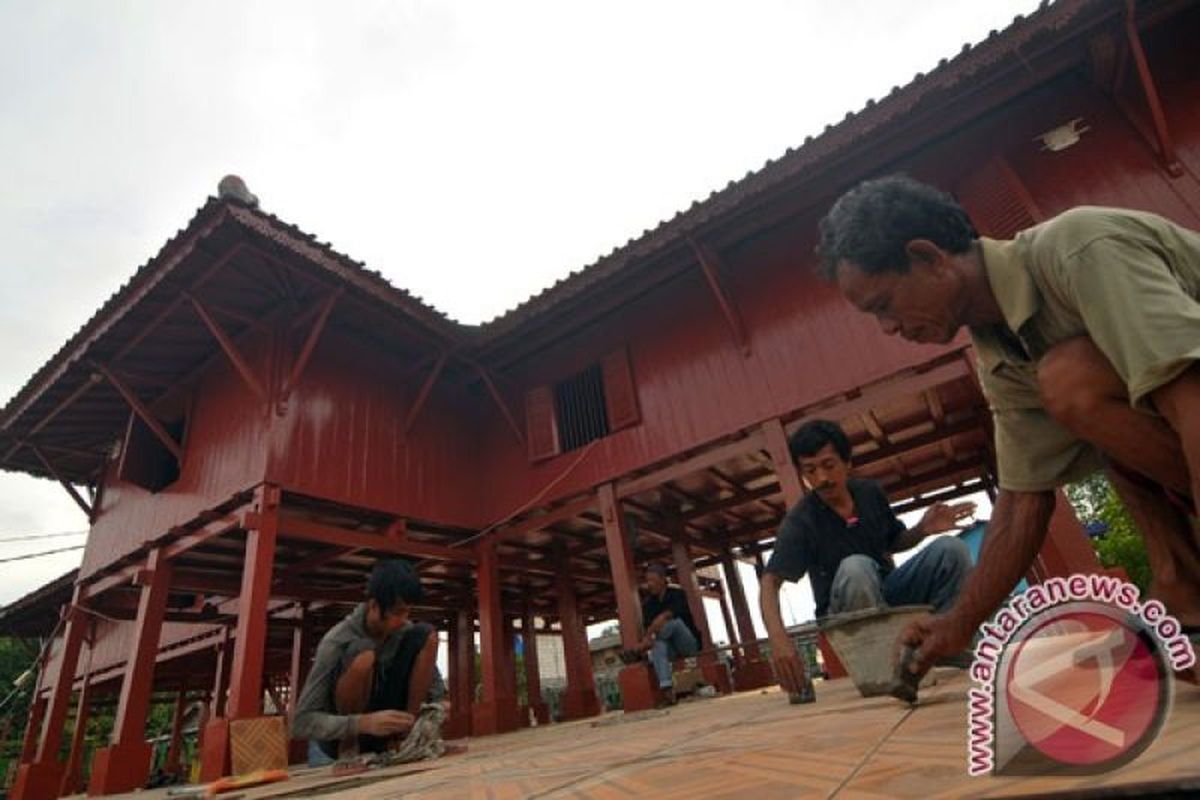 Aktivitas pekerja yang tengah melakukan pekerjaan renovasi cagar budaya Rumah si Pitung di Marunda, Cilincing, Jakarta Utara, Rabu (12/12). Pemprov DKI Jakarta melakukan renovasi rumah si Pitung dengan menganggarkan dana Rp 2,1 miliar dengan harapan hasil renovasi tersebut dapat meningkatkan jumlah kunjungan wisatawan. 