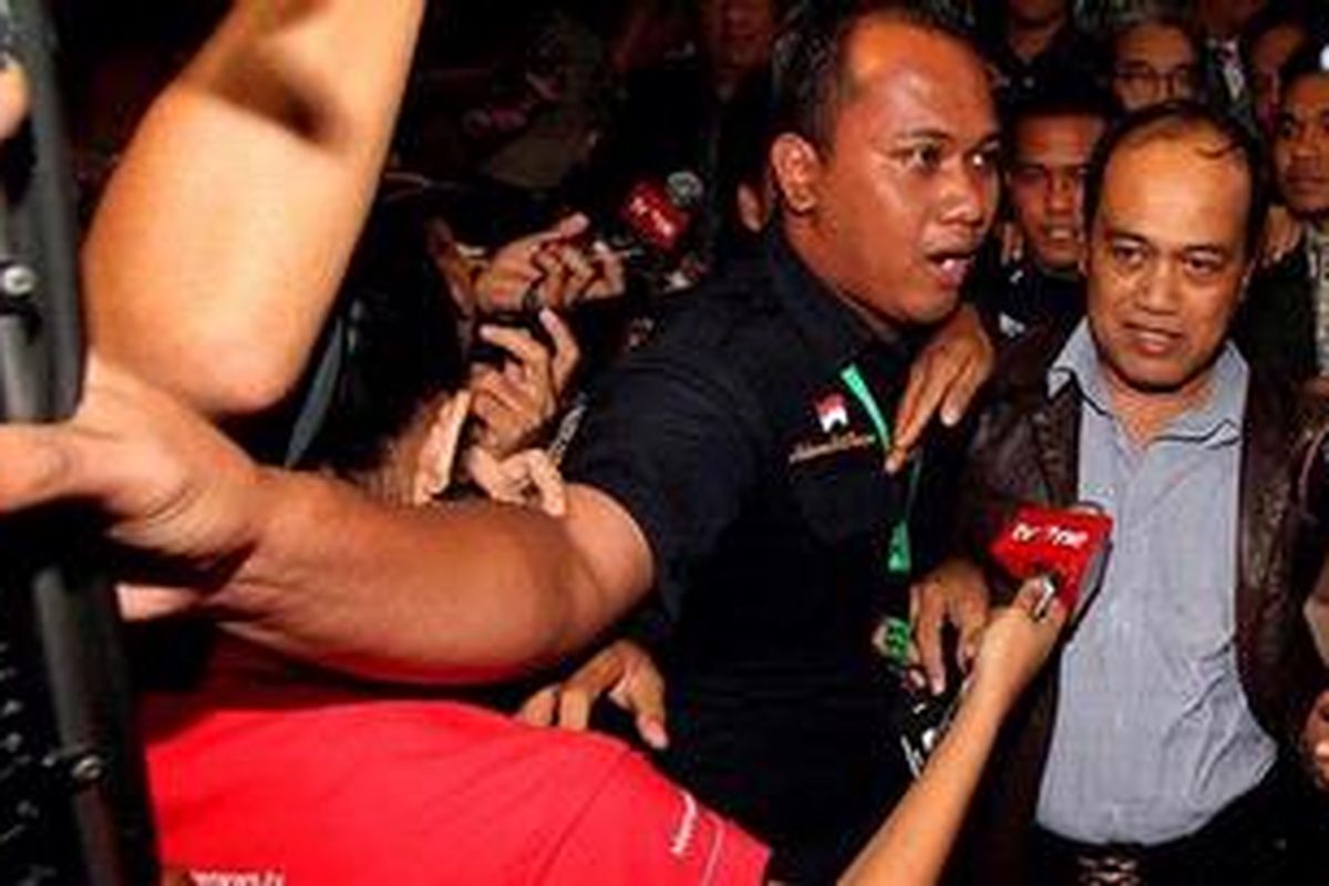 Mantan Kepala Korps Lalu Lintas (Korlantas) Mabes Polri, Irjen Djoko Susilo (kanan), memasuki mobil tahanan KPK, Jakarta, Senin (3/12/2012/2012). Setelah menjalani pemeriksaan, Djoko Susilo ditahan karena diduga terlibat dalam kasus korupsi pengadaan alat simulator di Korlantas.