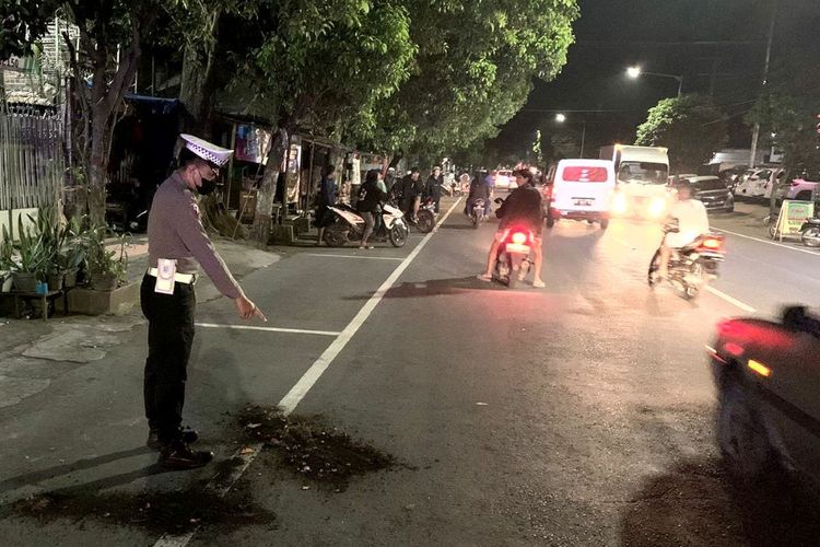 Polisi menunjukkan lokasi kecelakaan di Jalan Tanjung, Kota Blitar yang dipicu oleh aksi balap liar, Minggu (2/7/2023) dini hari.