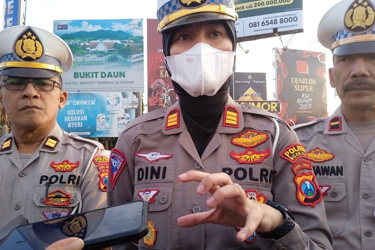 Caption: Kasatlantas Polres Nganjuk AKP Dini Annisa Rahmat (tengah) saat memberikan keterangan ke media