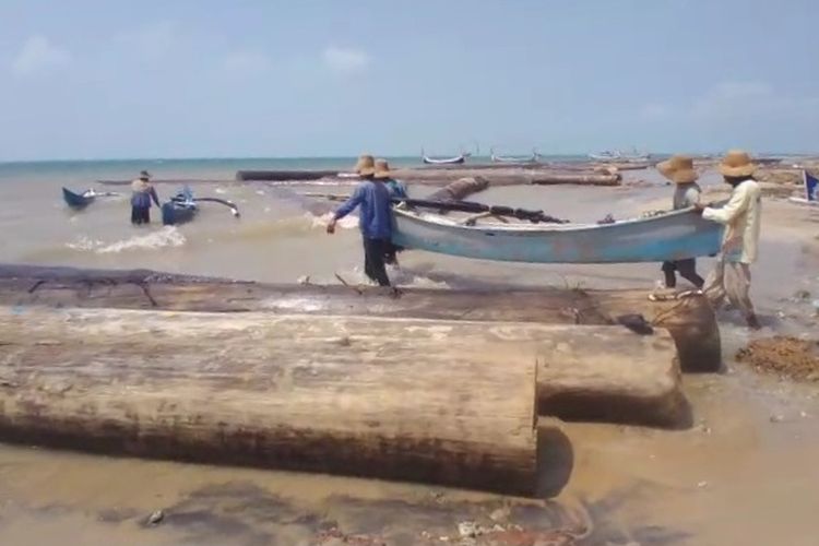 Ratusan Gelondongan Kayu Belum Dievakuasi, Nelayan Sumenep Kesulitan Melaut