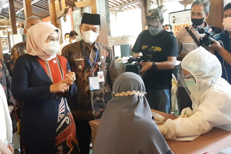 Menteri Tenaga Kerja Ida Fauziyah hadir dalam  pemeriksaan IVA pada para pekerja perempuan di PT Industri Jamu dan Farmasi Sido Muncul Tbk, Kamis (10/2/2022)