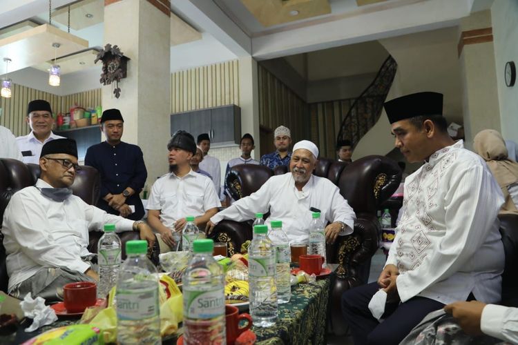 Sekretaris Jenderal Partai Gerindra Ahmad Muzani saat bersilaturahmi ke sejumlah pondok pesantren di Jawa Timur dalam rangka Hari Santri Nasional, Kamis (21/10/2021).