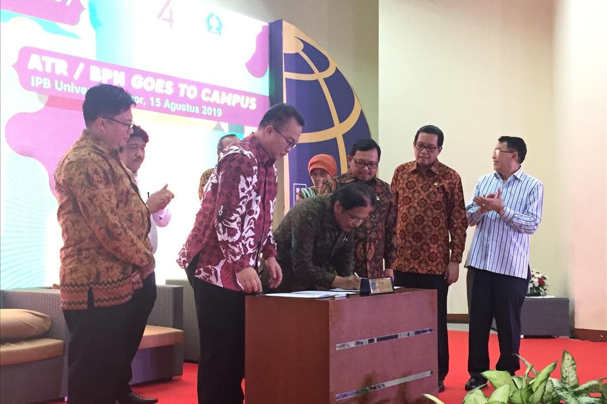 Penandatanganan MoU penyerahan aset lahan milik Kementerian ATR kepada IPB, Kamis (15/8/2019).