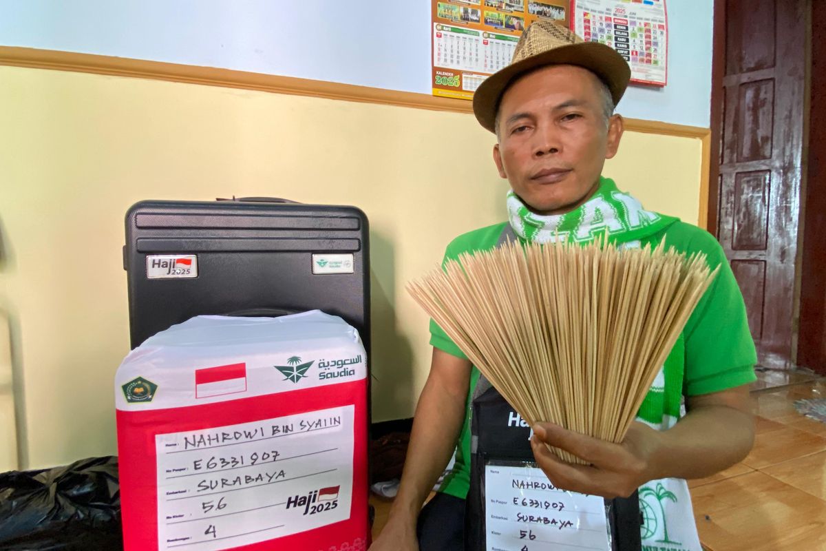 NAIK HAJI--Nahrowi, seorang perajin tusuk sate asal Kabupaten Madiun, Jawa Timur akhirnya dapat berangkat naik haji tahun ini.