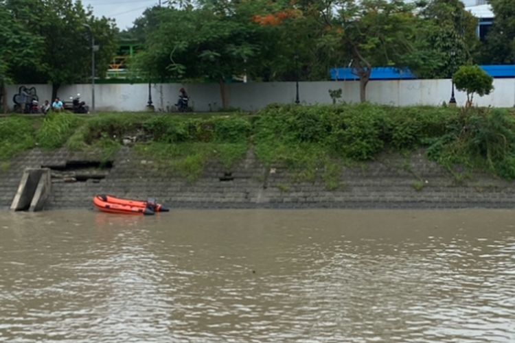 Lokasi diduga pria tercebur di Kali Jagir, Surabaya, Kamis (30/1/2025).