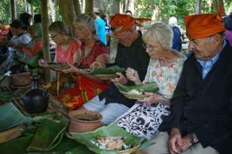 Wisatawan Amerika sedang menikmati pecel pitik di Desa Wisata Kemiren, Kecamatan Glagah, Kabupaten Banyuwangi, Jawa Timur, Rabu (31/8/2016). 