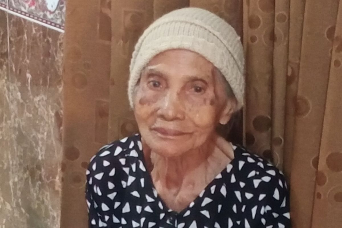 Supiyah (kanan), JCH tertua asal Kota Malang, Jawa Timur memutuskan menunda berangkat Haji pada 2023.