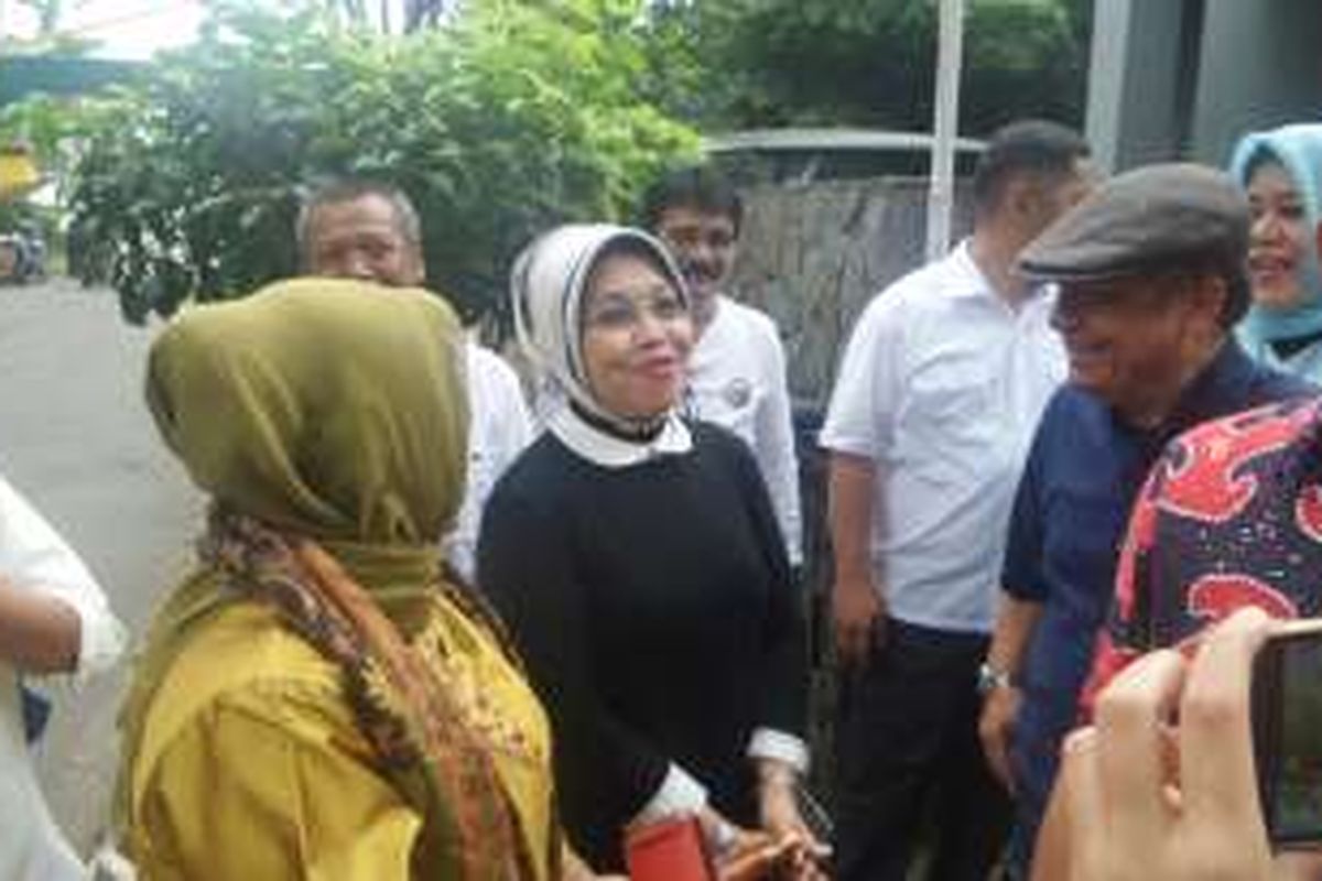 Bakal calon wakil gubernur DKi Sylviana Murni mendatangi warga di Kompleks Perumaha Kostrad, Tanah Kusir, Jakarta Selatan, Sabtu (8/10/2016)
