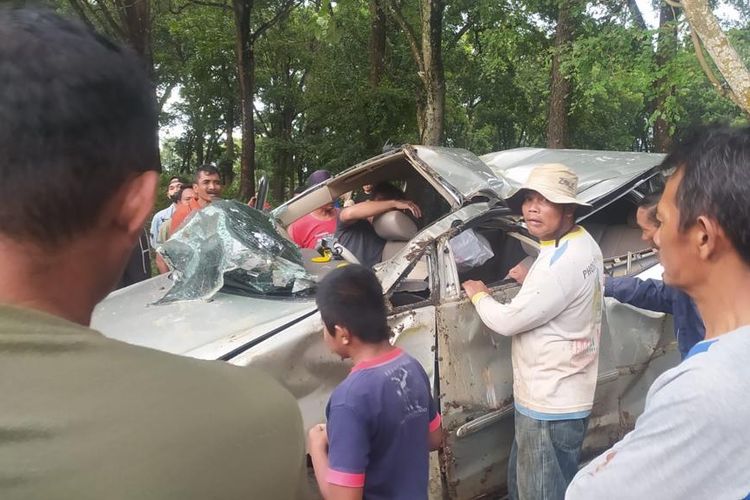 RUSAK—Inilah kondisi mobil Toyota Innova yang rusak setelah mengalami kecelakaan tunggal di ruas Jalan Raya Ponorogo-Pulung, Desa Mrican, Kecamatan Jenangan, Kabupaten Ponorogo, Minggu (2/4/2023)