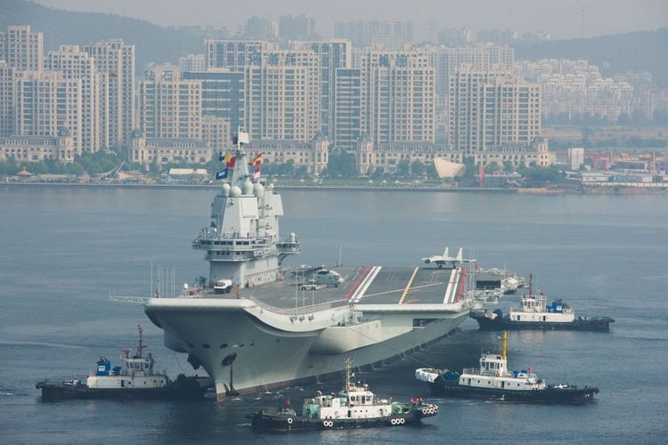 Kapal induk terbaru China yang diberi nama Shandong ketika meninggalkan pelabuhan Dalian tempatnya diciptakan. Kapal yang diklaim produksi dalam negeri itu secara resmi ditugaskan pada Selasa (17/12/2019).