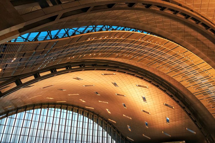 Arsitektur Bandara Internasional Hamad yang memiliki banyak lengkungan.