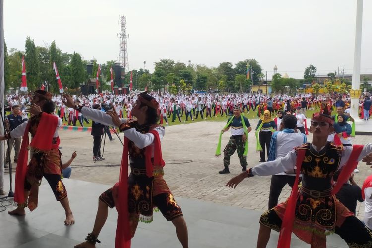 Pagelaran tari remo boletan di Kabupaten Jombang, Jawa Timur, yang dilaksanakan serentak oleh 41.112 penari, berhasil memecahkan rekor Museum Rekor Indonesia (MURI), Selasa (11/10/2022).
