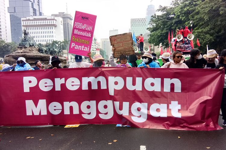 Aksi Perempuan Menggugat di depan Patung Arjuna Wijaya, Jakarta Pusat, Rabu, (8/3/2023).