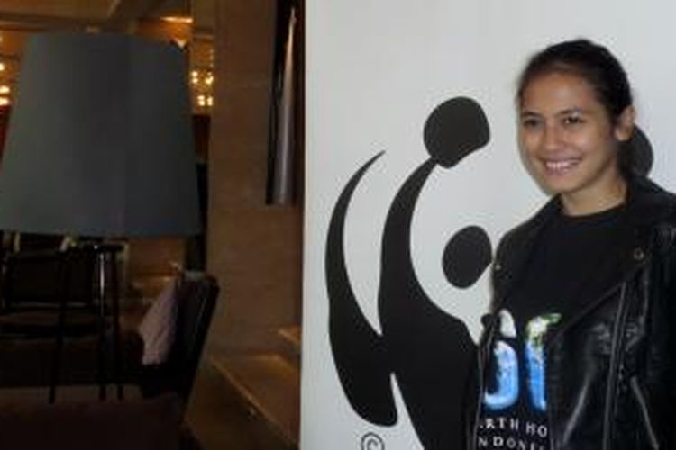 Artis peran Pevita Pearce berpose usai acara KolaborAKSI SERENTAK, Ini Aksiku! Mana Aksimu? Kampanye Earth Hour, di Hotel Kempinski, Jakarta, Minggu (23/3/2014).