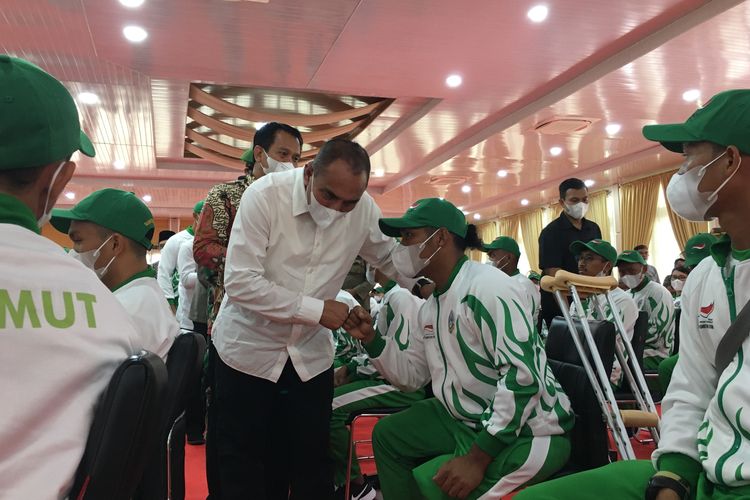 Gubernur Sumatera Utara, Edy Rahmayadi saat melepas kontingen paralimpik untuk berlaga di ajang Pekan Paralimpiade Nasional (Peparnas) XVI Papua.