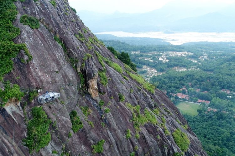 Hotel gantung Padjajaran Anyar yang terletak di tebing Gunung Parang, Purwakarta, Jawa Barat setinggi 500 meter difoto menggunakan drone, Sabtu (18/11/2017). Hotel gantung ini diklaim sebagai hotel gantung tertinggi di dunia mengalahkan ketinggian hotel gantung di Peru.  